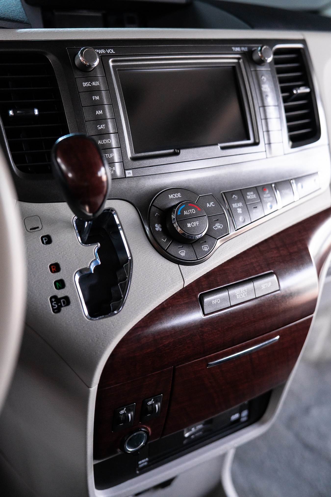 Lexuspa - Toyota Sienna 4x4